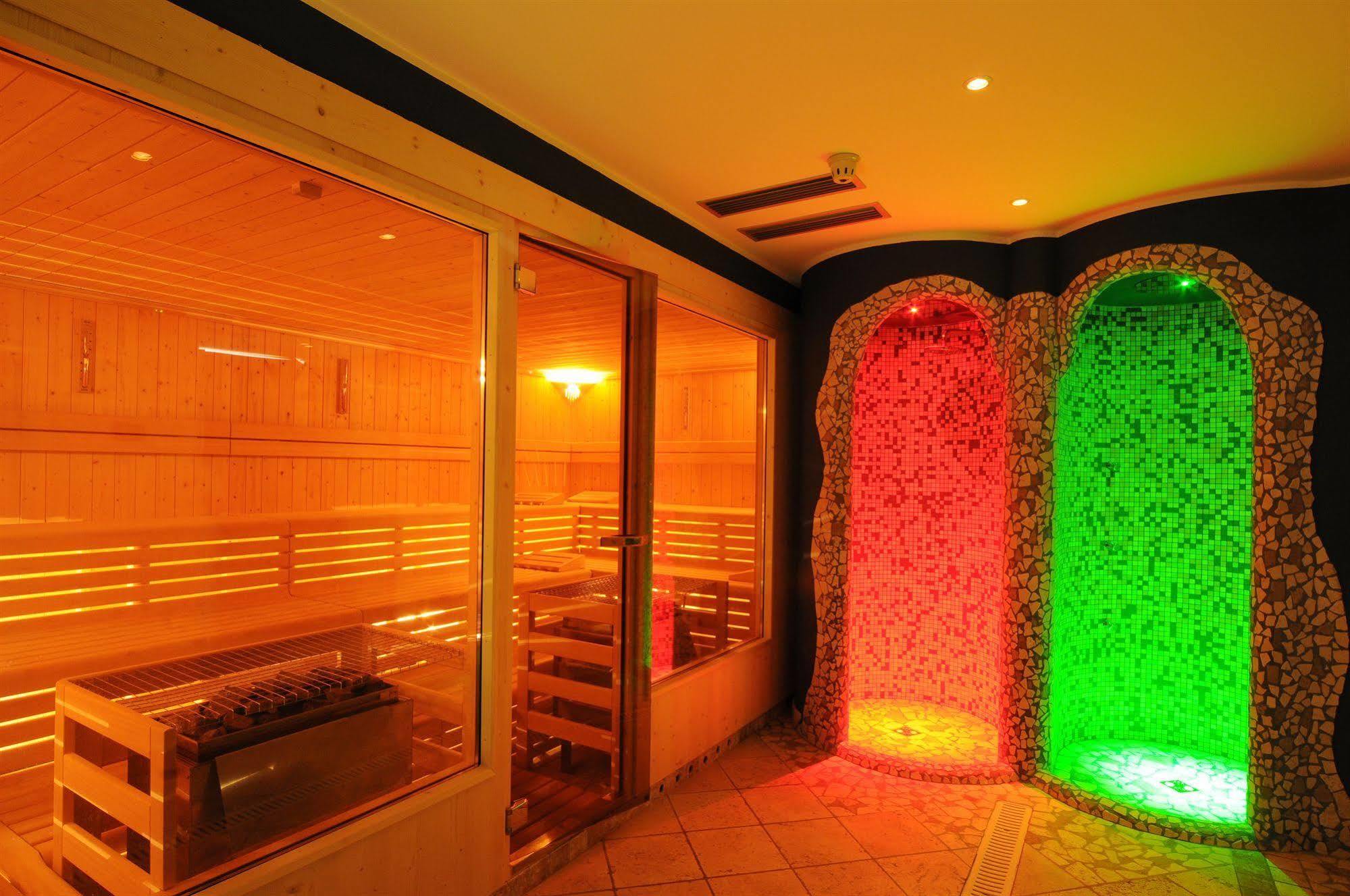 Alpholiday Dolomiti Wellness & Family Hotel Димаро Удобства фото